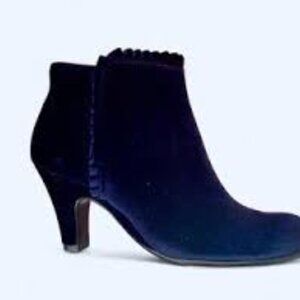 Aerosoles Tape Gun velvet ruffle booties navy blue size 8.5 CHRISTMAS HOLIDAY